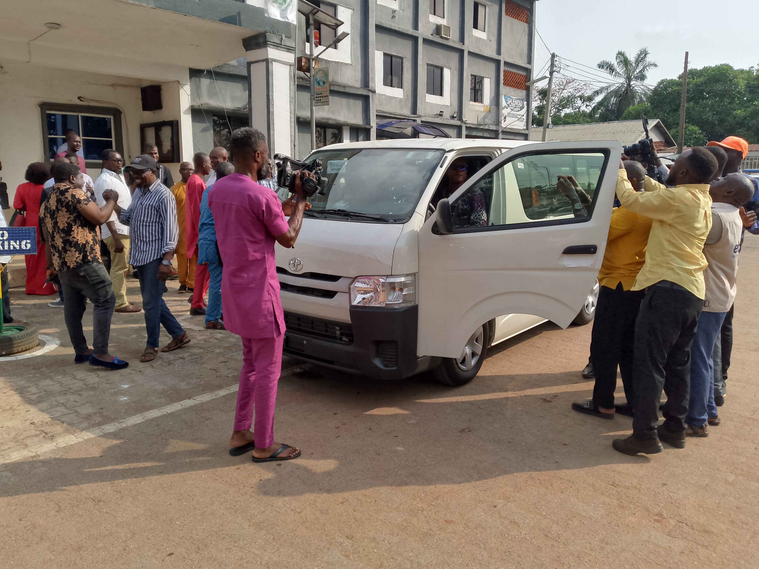Edo Govt Donates 18 Seater Bus To NUJ