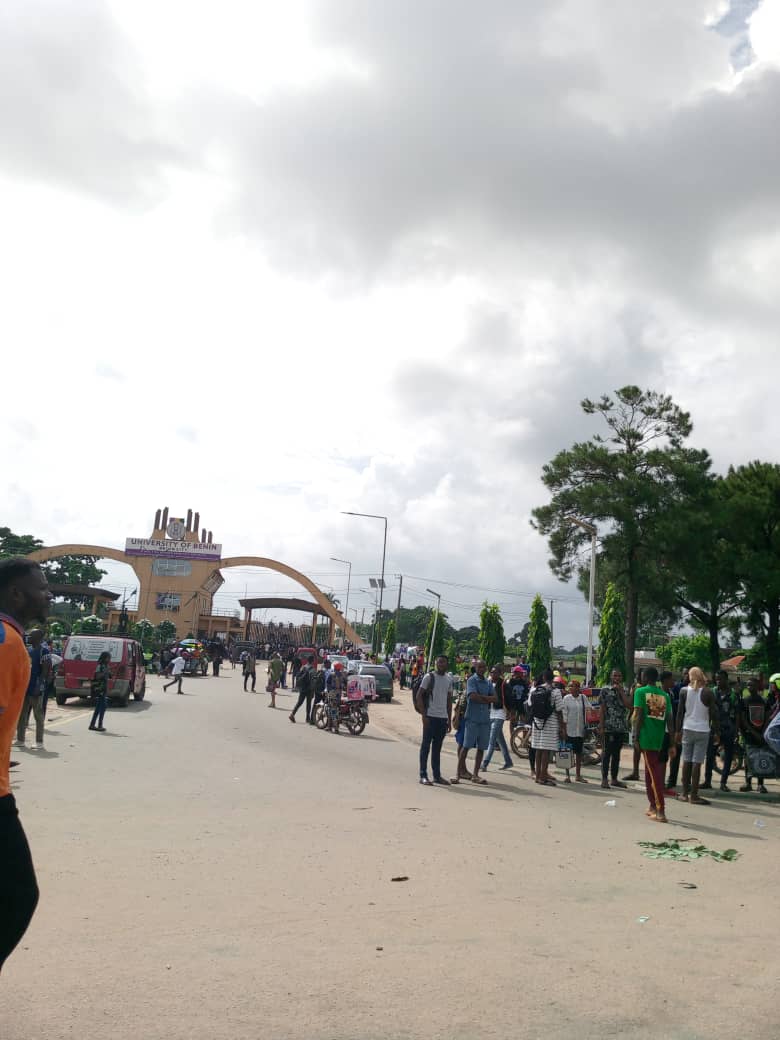 UNIBEN Students Protest Over Lack Of Electricity, Water Supply, Transport Increment On Campus