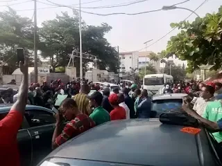 Drama In Abuja As Workers Calls Wike ‘Ole’, Chase Convoy