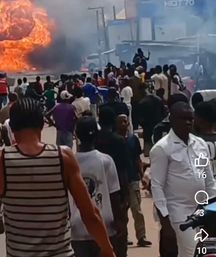 Two Tankers Explode, About 30 Vehicles Reportedly Burnt As Fire Ravages Neighbouring Buildings In Agbor